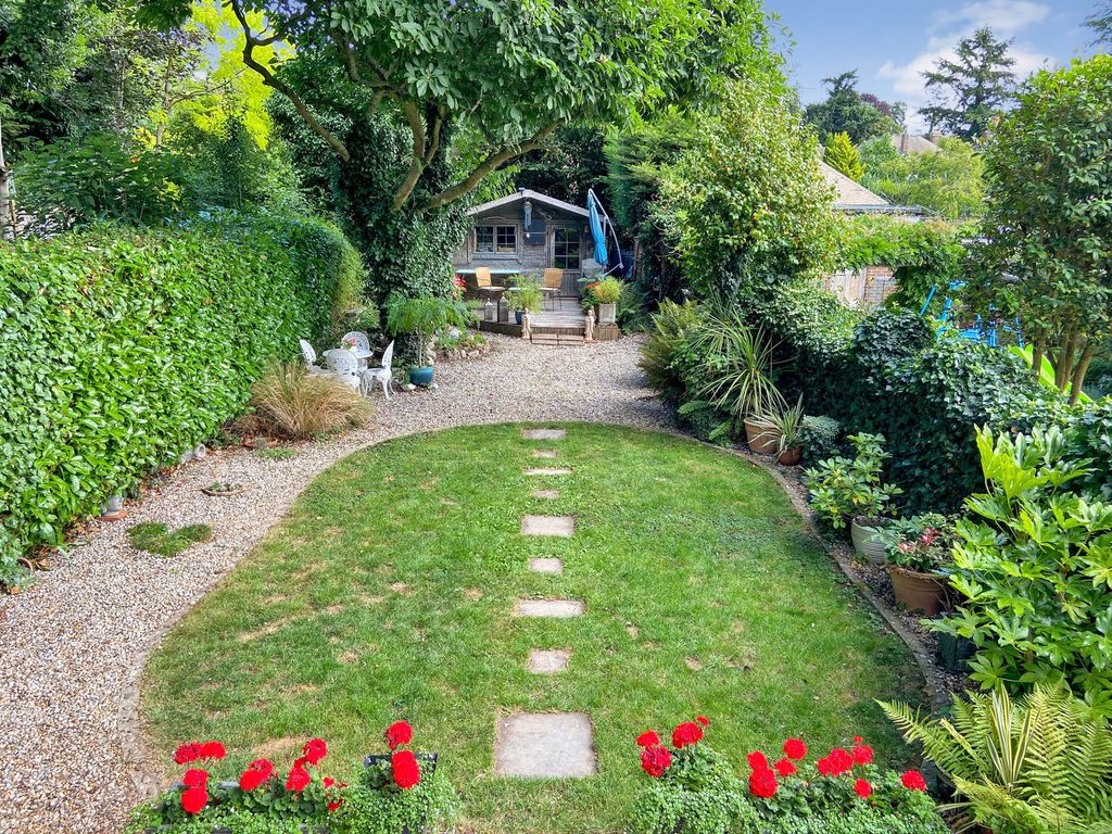 Property photo 2 of 27