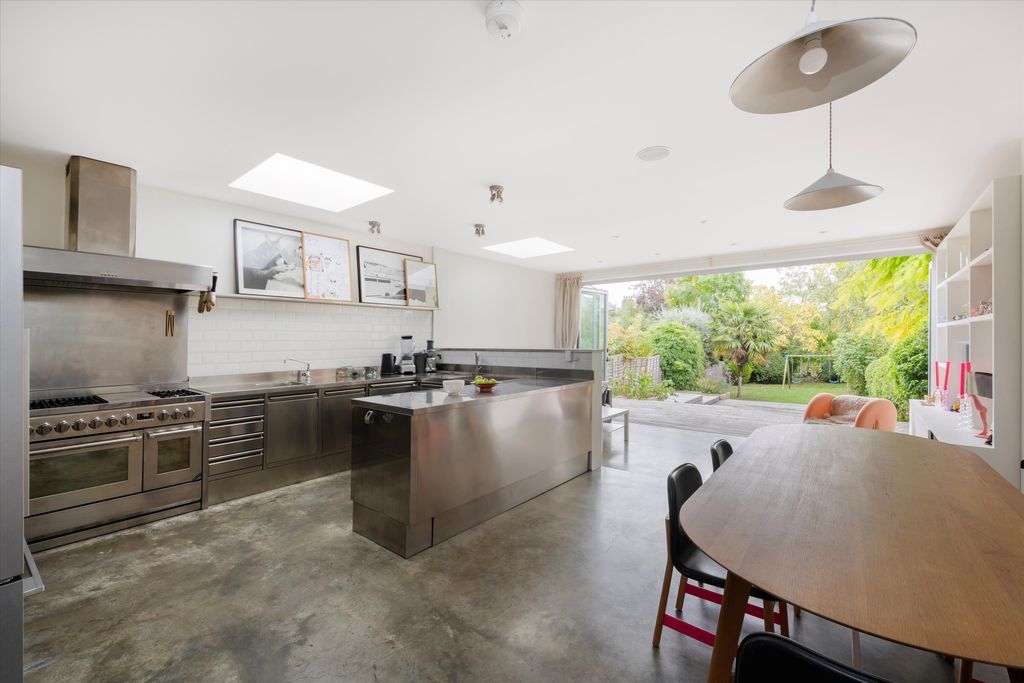 Property photo 1 of 18 Image