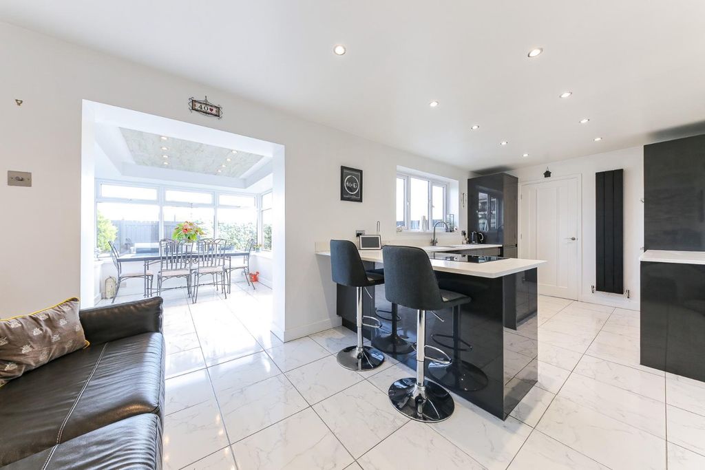 Property photo 3 of 22 Kitchen