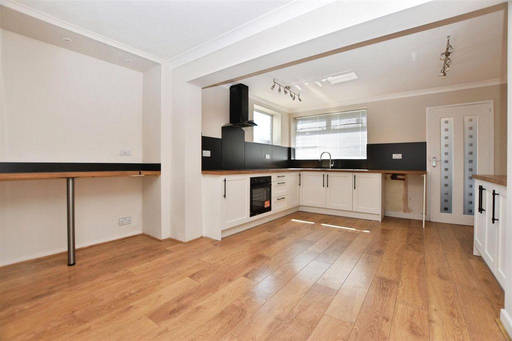 Property photo 2 of 11 Kitchen