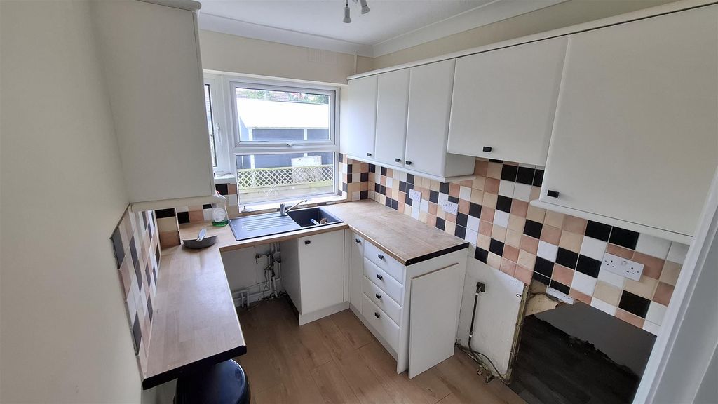 Property photo 3 of 6 Kitchen
