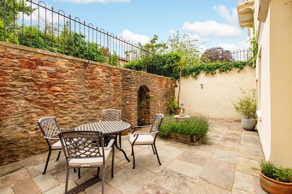 Property photo 3 of 19 Courtyard_1.Jpg