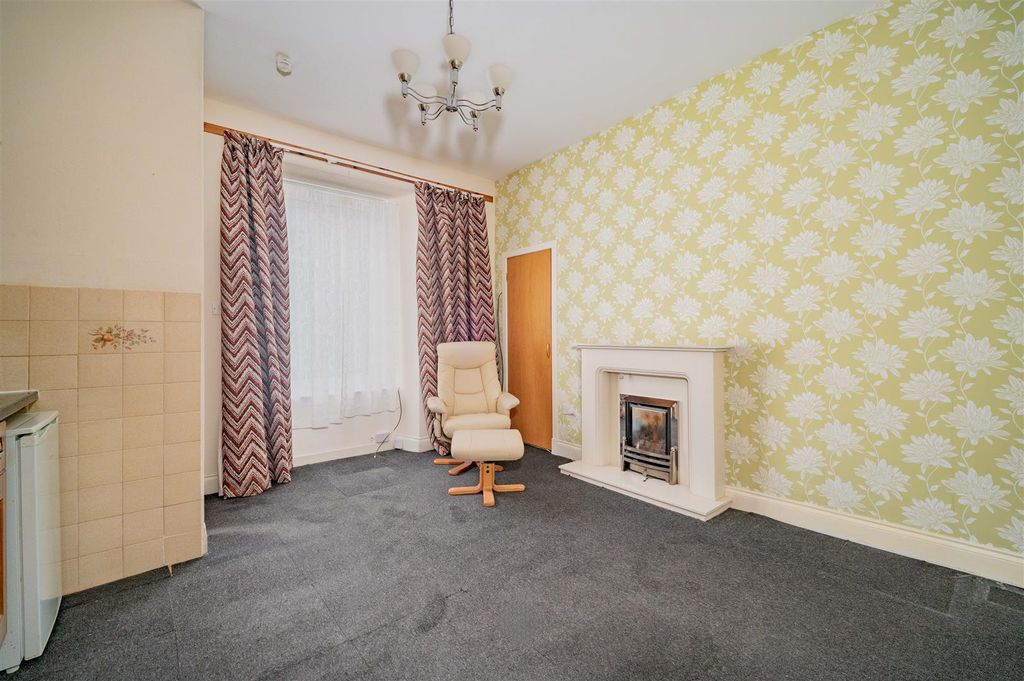 Property photo 2 of 12 16 Lawrence Street Bf-7.Jpg