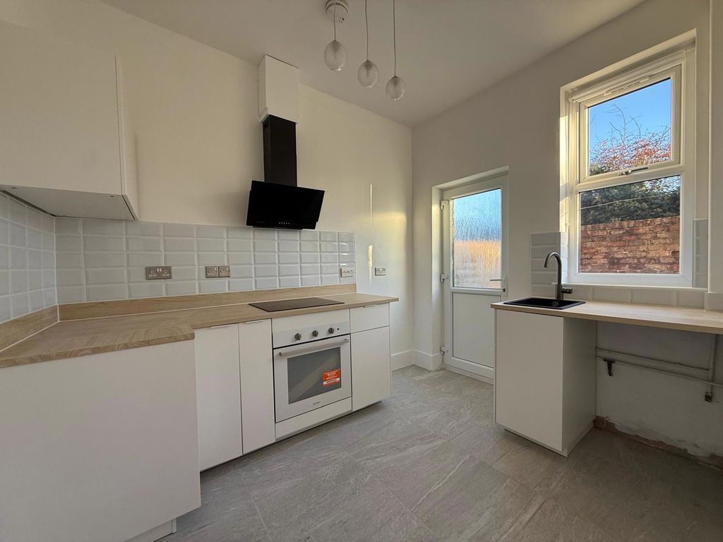 Property photo 3 of 12 Kitchen