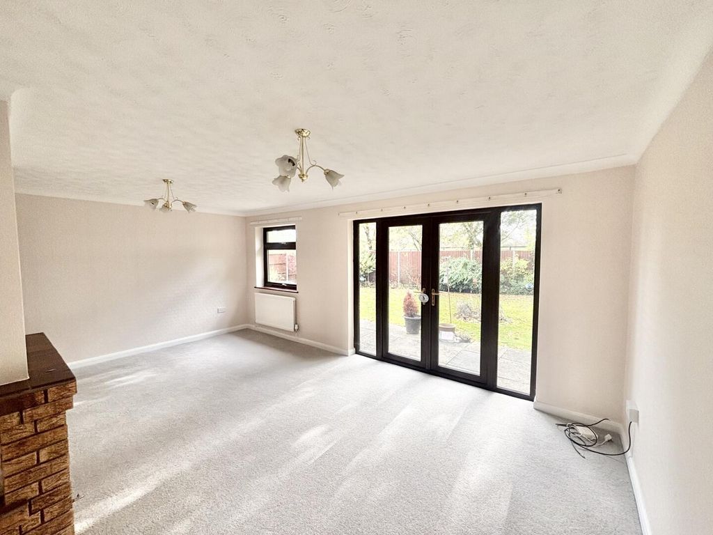 Property photo 3 of 11 Living Room