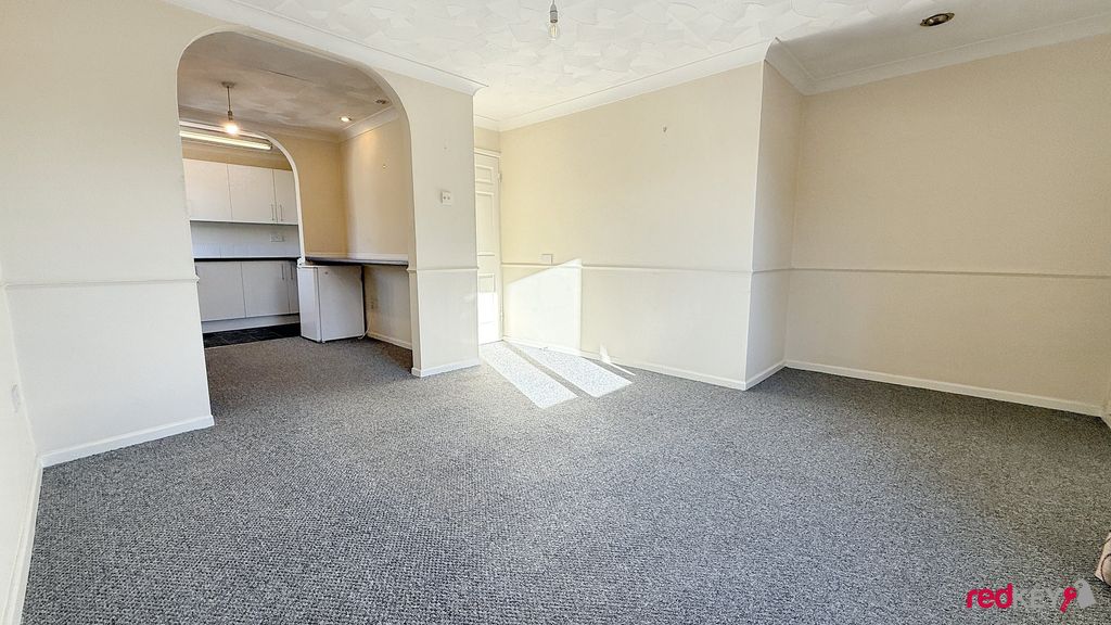 Property photo 2 of 10 Kitchen/Lounge