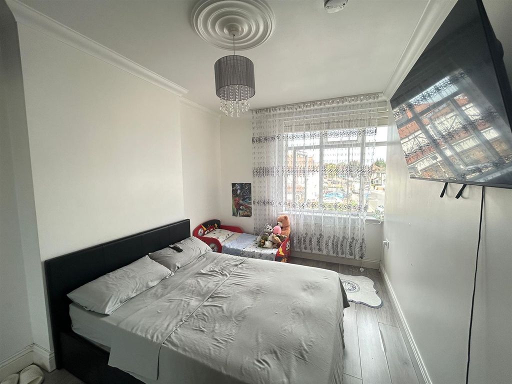 Property photo 1 of 8 49A Green Lanes (2).Jpeg