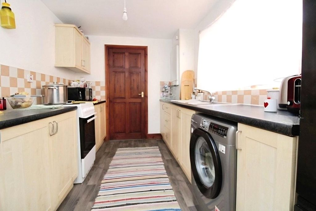 Property photo 2 of 8 Kitchen