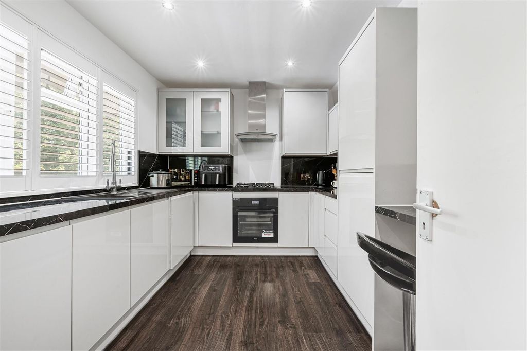 Property photo 3 of 12 148, Clayponds Gardens-6.Jpg