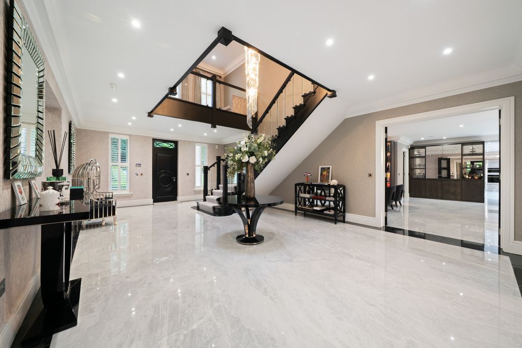 Property photo 2 of 27