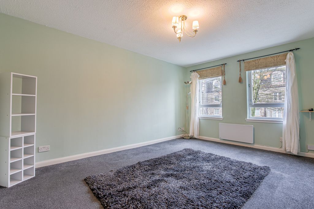 Property photo 2 of 12 Livingangle1