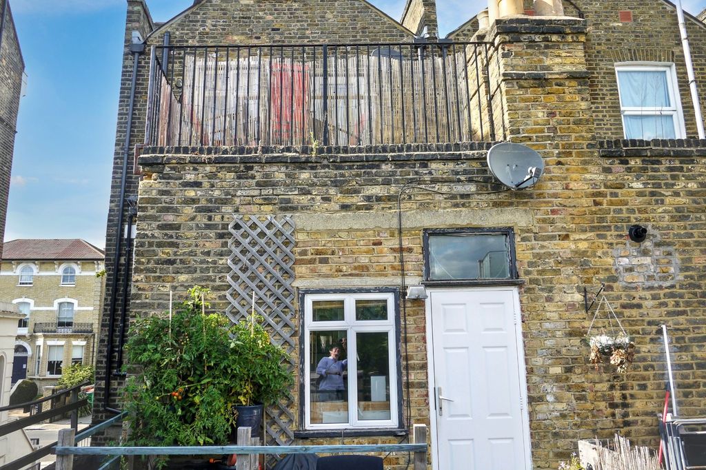 Property photo 2 of 15 Flat B, 2E Blandfield Road, London, Sw12 8Bg