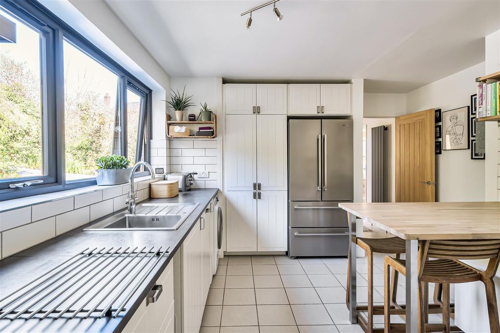 Property photo 3 of 25 Kitchen