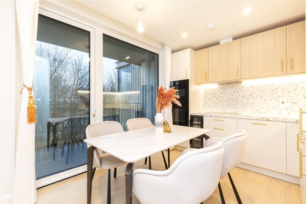 Property photo 2 of 18 Kitchen