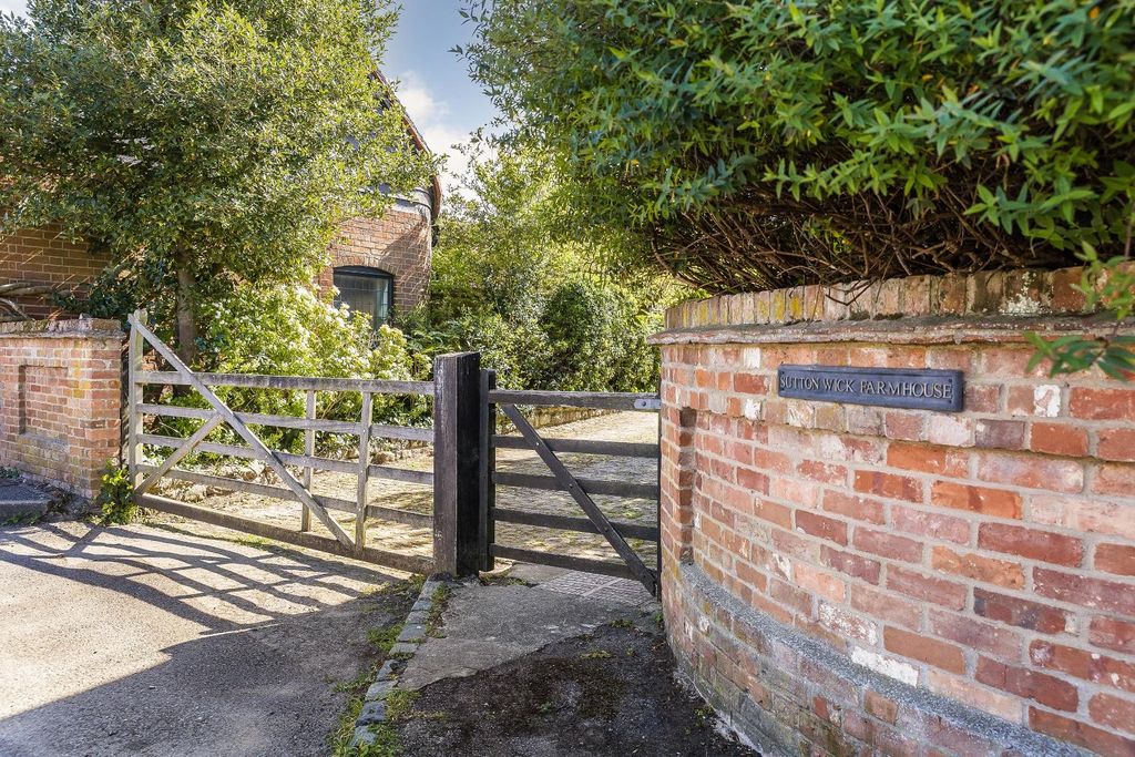 Property photo 3 of 44 Private Gated Entrance.Jpg