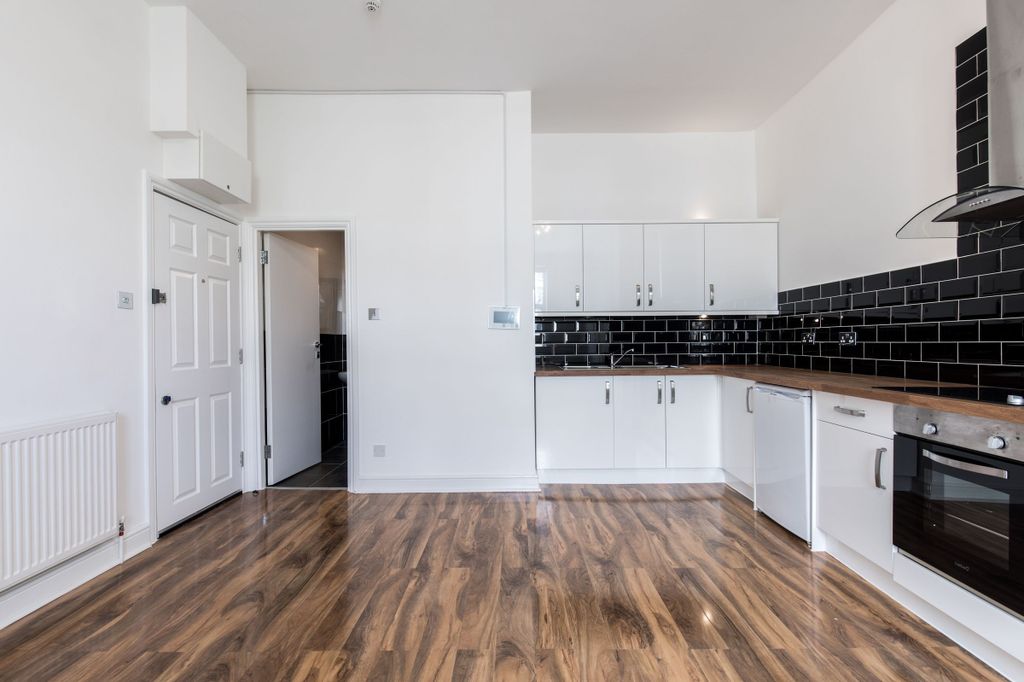 Property photo 1 of 11 Kitchen