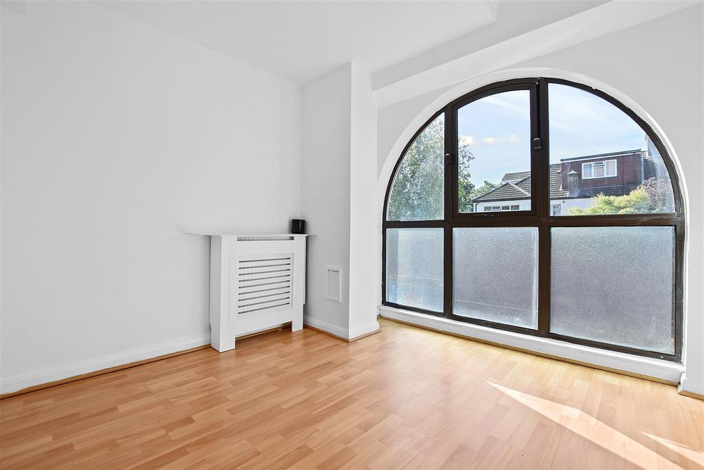 Property photo 3 of 6 c2F20d83-0463-426B-8580-58c99c67Fd31Rhmsr - 21 Add