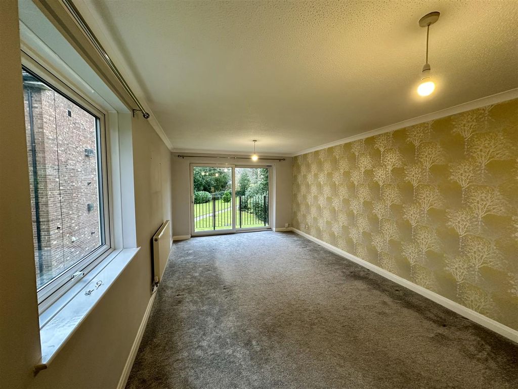 Property photo 3 of 9 Living/Dining Room