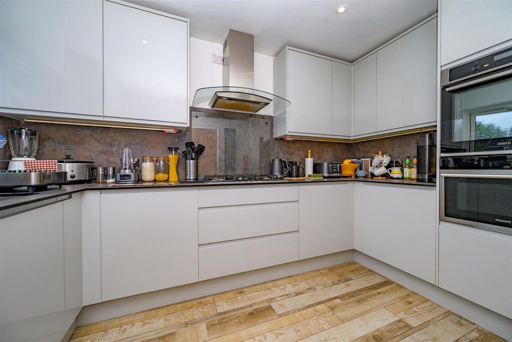 Property photo 3 of 21 Kitchen