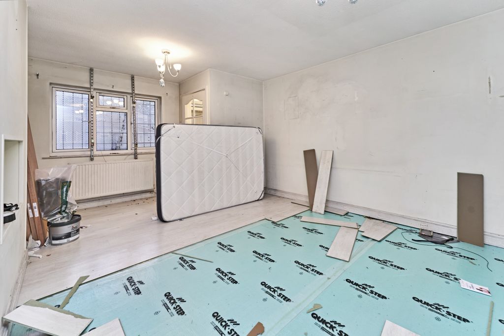 Property photo 3 of 16 26 Green Lane, Shelfield, Walsall Ws4 1Rn