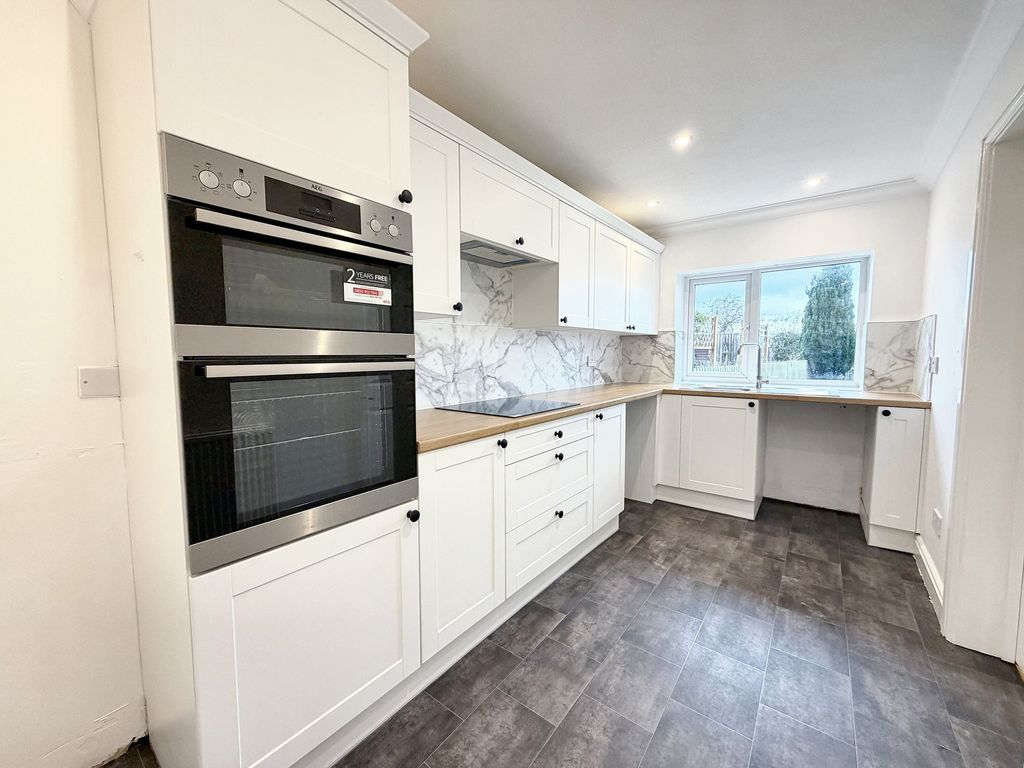 Property photo 3 of 14 Kitchen