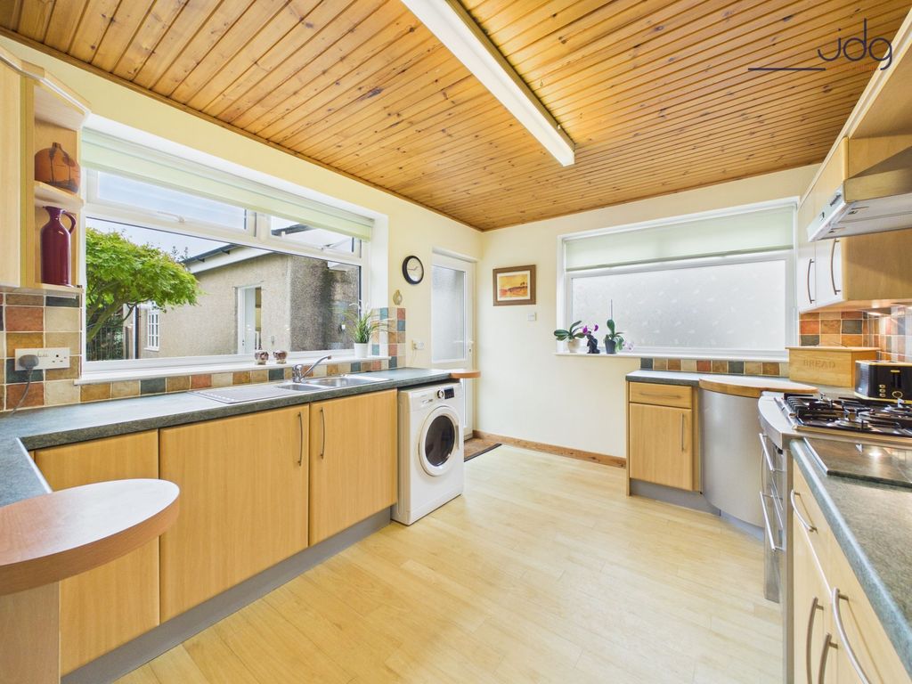 Property photo 3 of 19 Kitchen