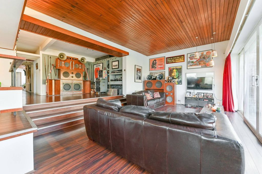 Property photo 3 of 26