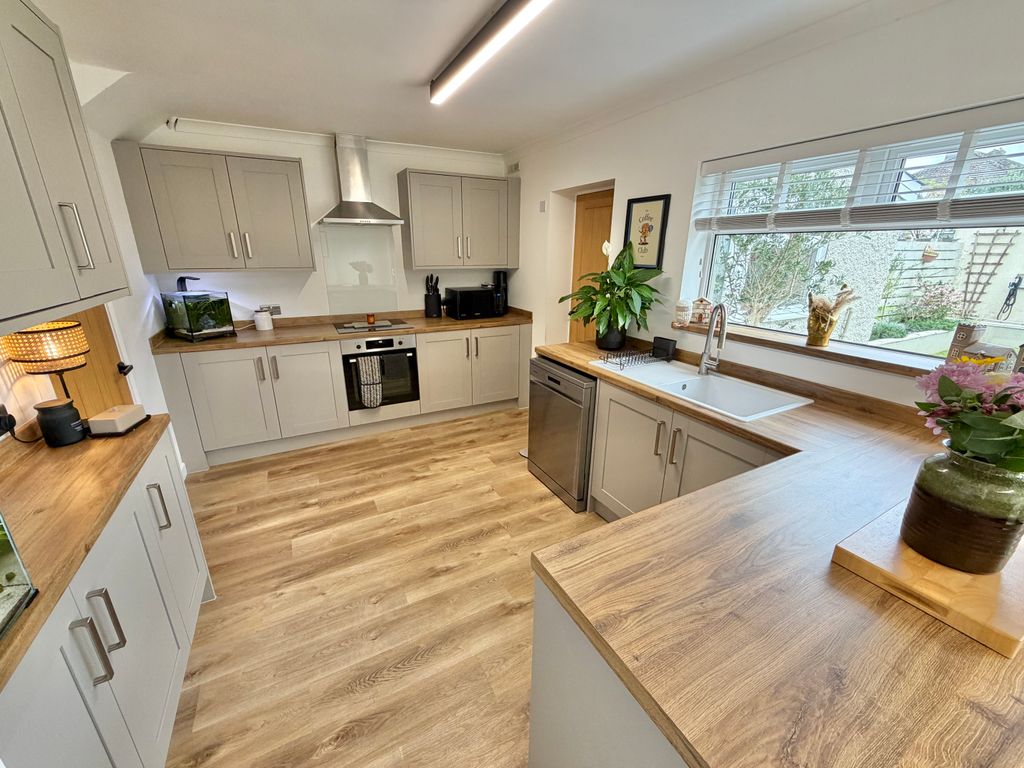 Property photo 3 of 17 Kitchen/Diner
