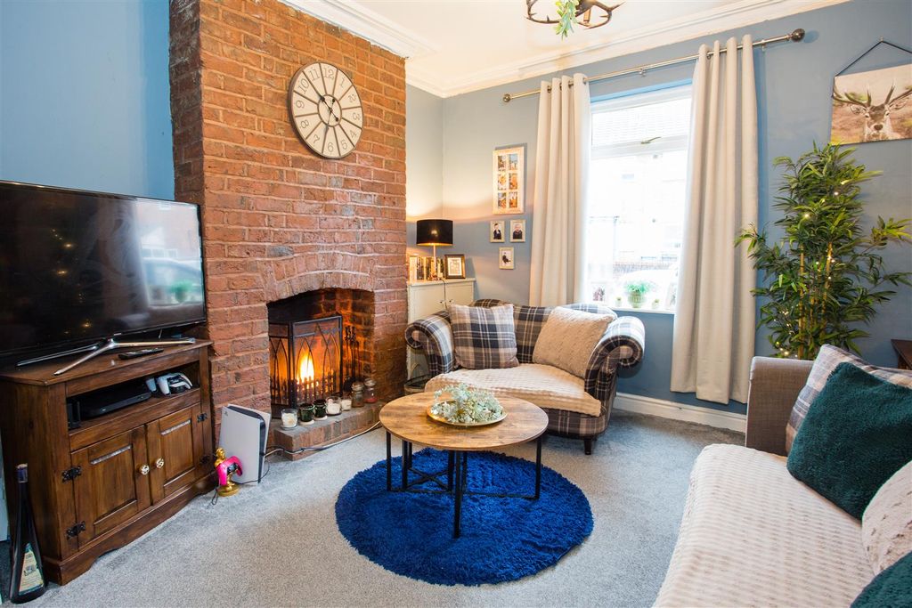 Property photo 3 of 24 Lounge