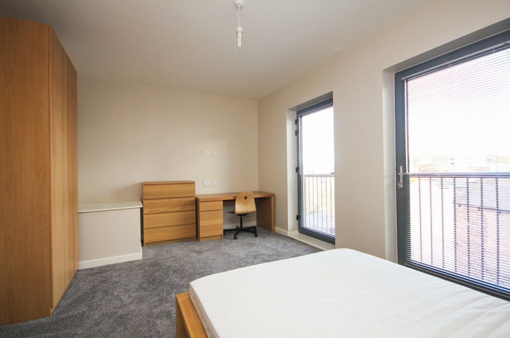 Property photo 3 of 6 A Bright And Spacious Double Bedroom With Modern F...
