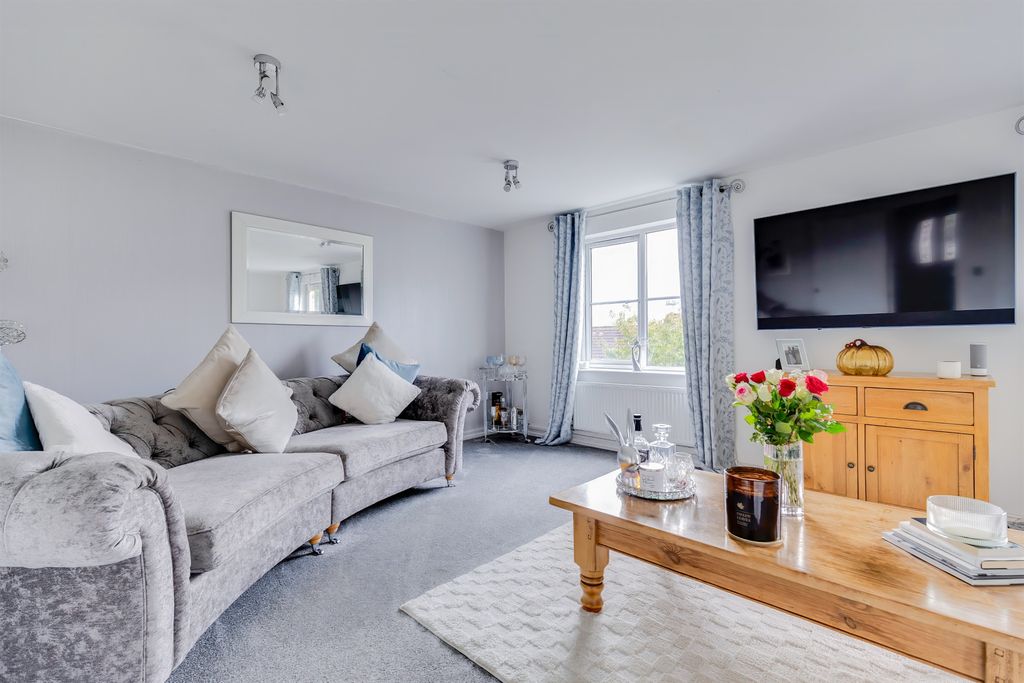 Property photo 2 of 32