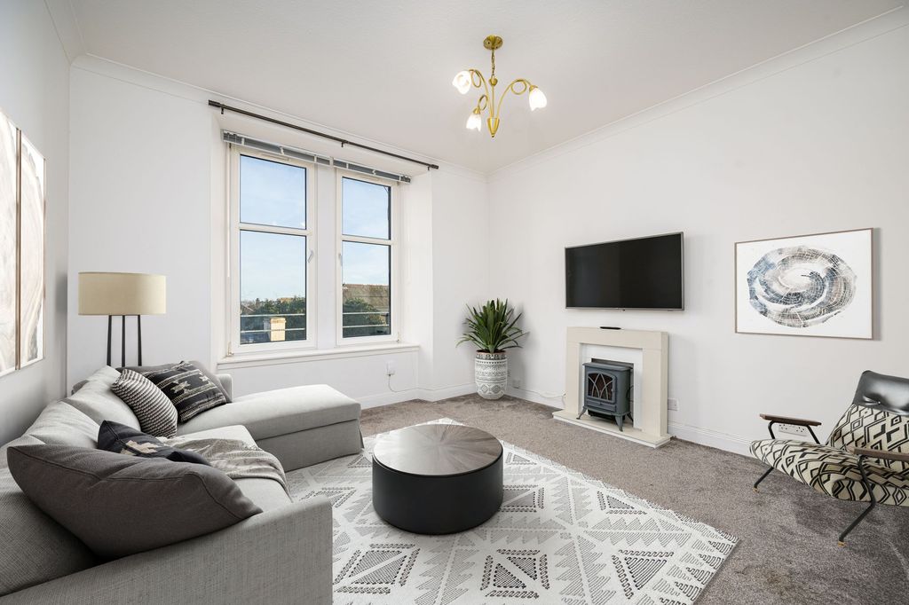 Property photo 2 of 13 Lounge