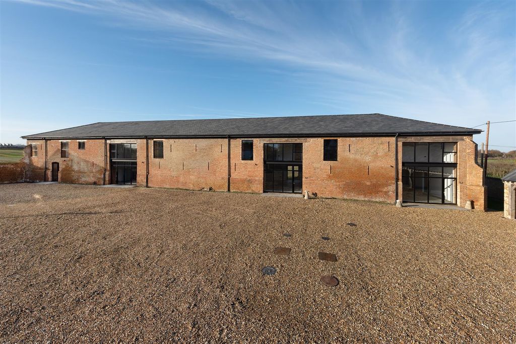 Property photo 1 of 20 Frognal Farm Barns, Teynham