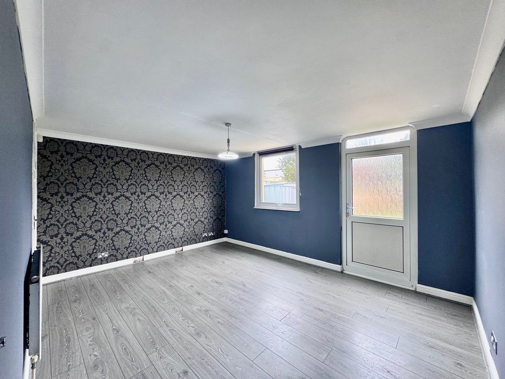 Property photo 3 of 12 Lounge