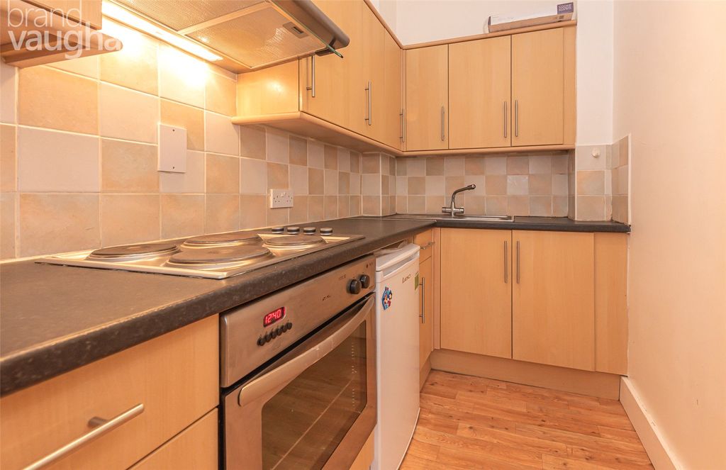 Property photo 2 of 6 Picture No. 15