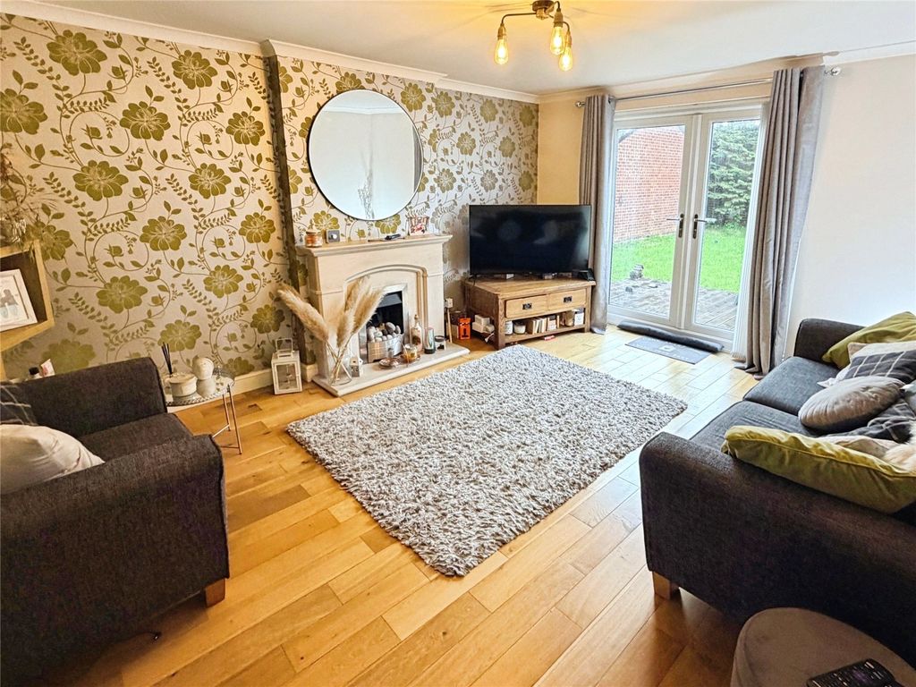 Property photo 3 of 12 Lounge