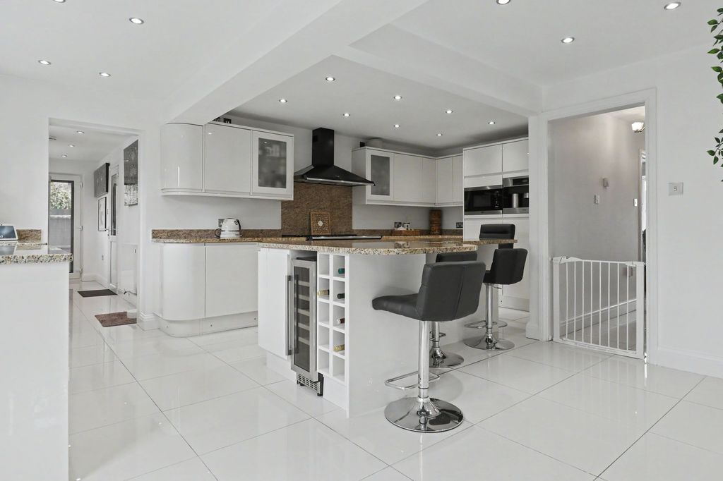 Property photo 2 of 22