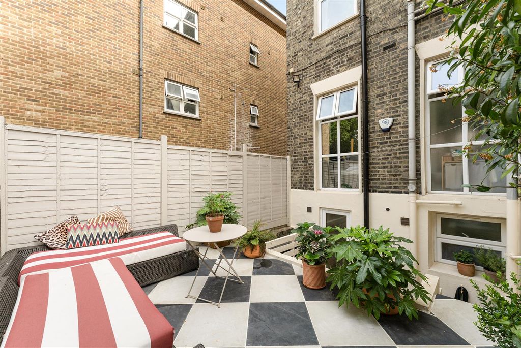Property photo 3 of 16 Kenninghall Road, E5