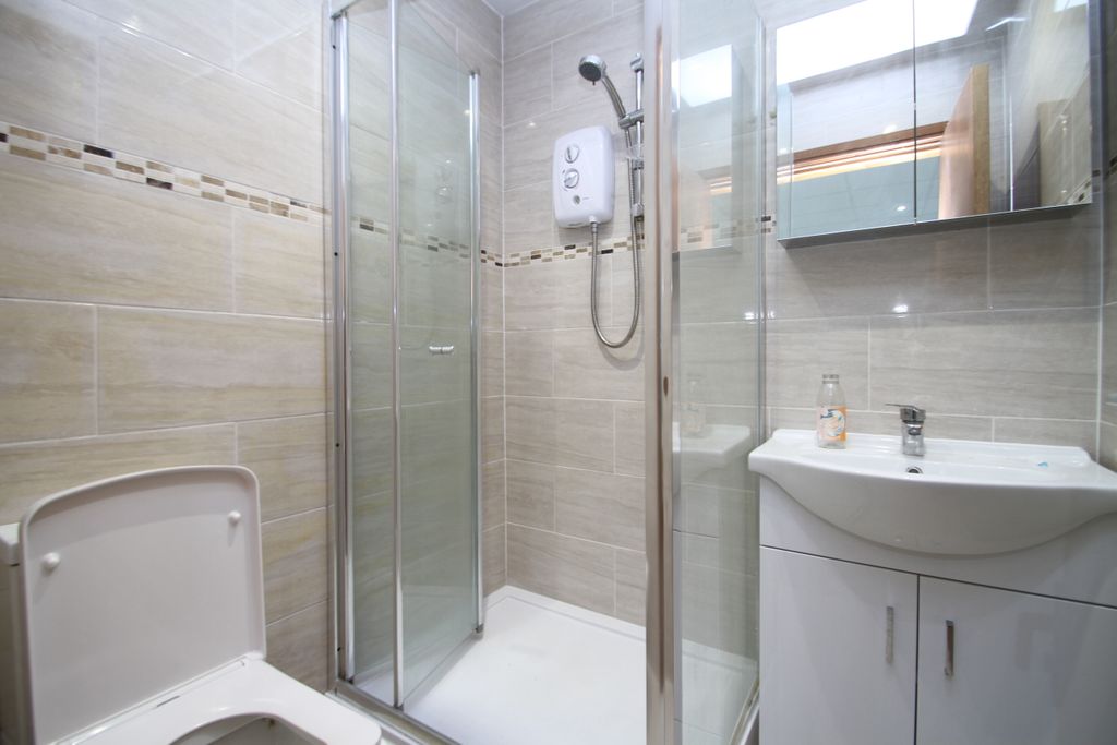 Property photo 3 of 8 En-Suite Shower 