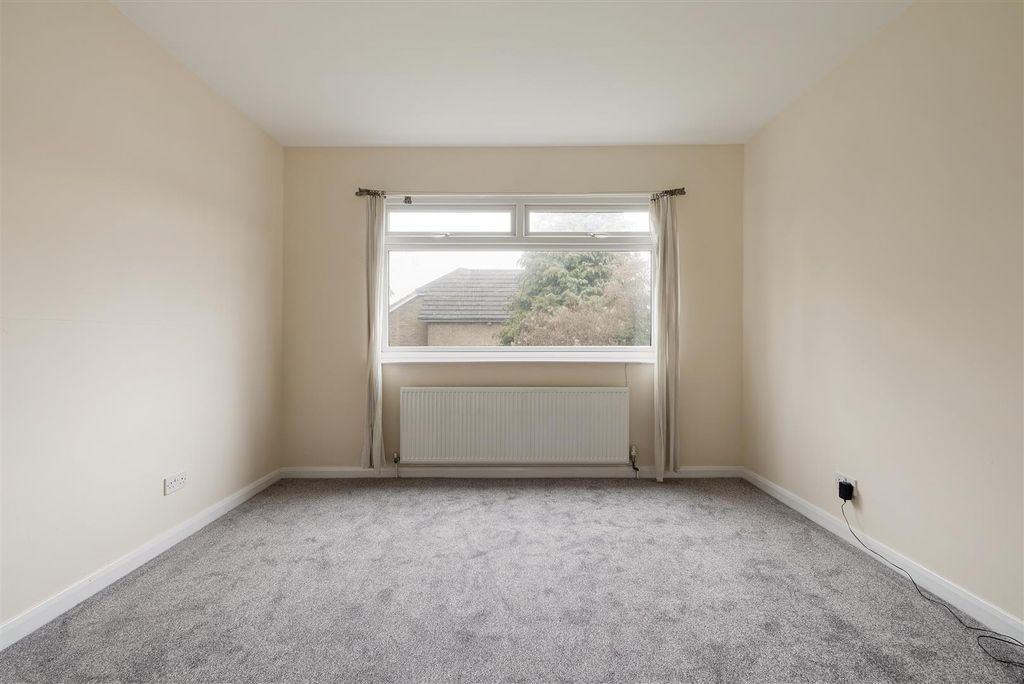 Property photo 2 of 18 Belgrave Road E11