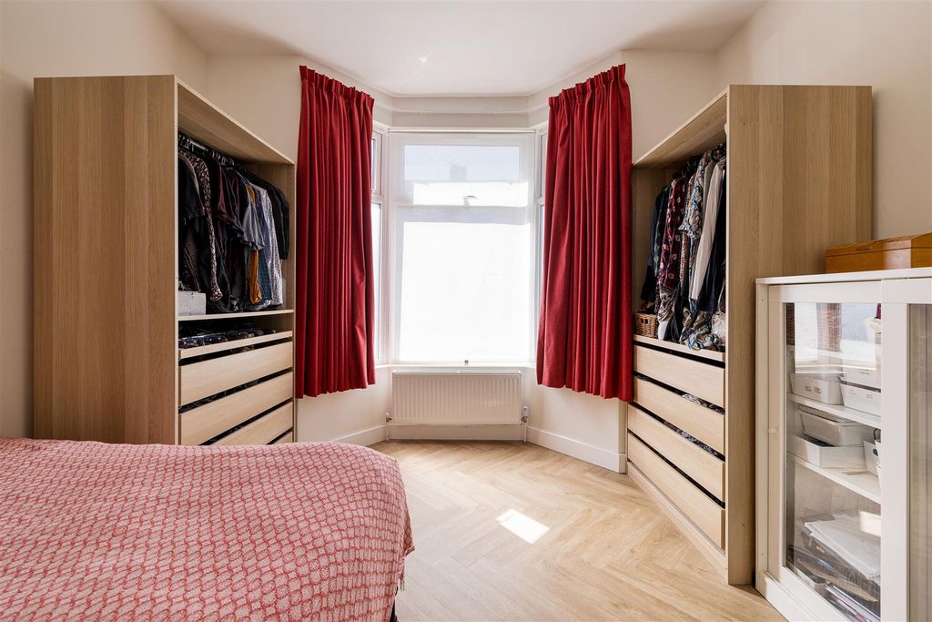 Property photo 3 of 21 Dames Road, E7