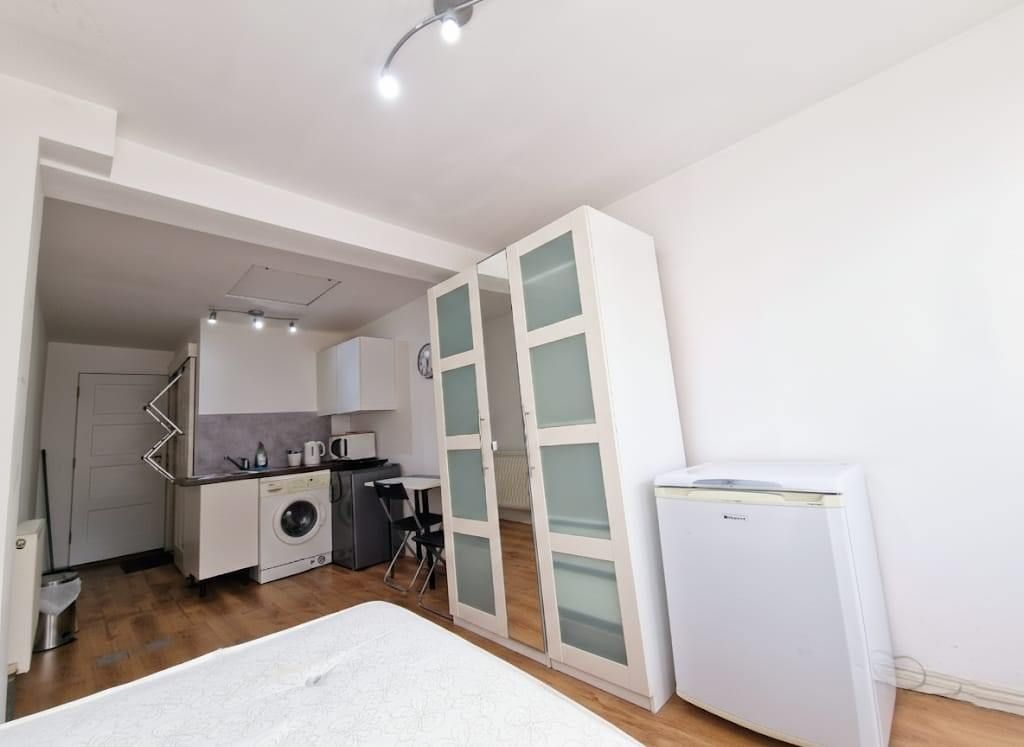Property photo 1 of 5 A Fully Self Contained Single Occupancy Studio