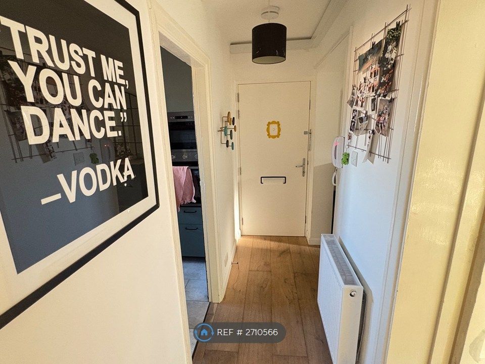 Property photo 3 of 9 Corridor