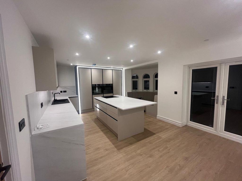 Property photo 3 of 11 Photo 4