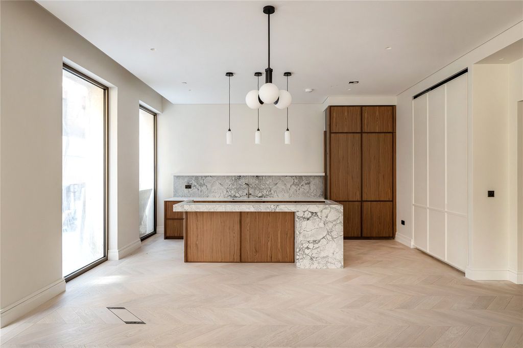 Property photo 3 of 10 Kitchen