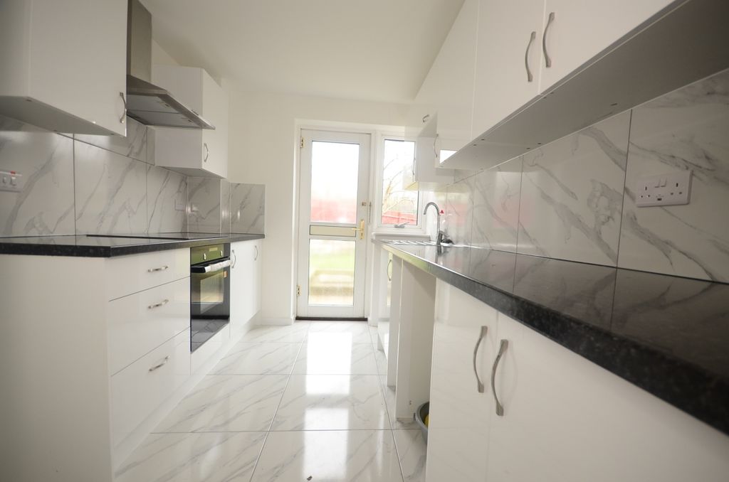 Property photo 3 of 11 Kitchen