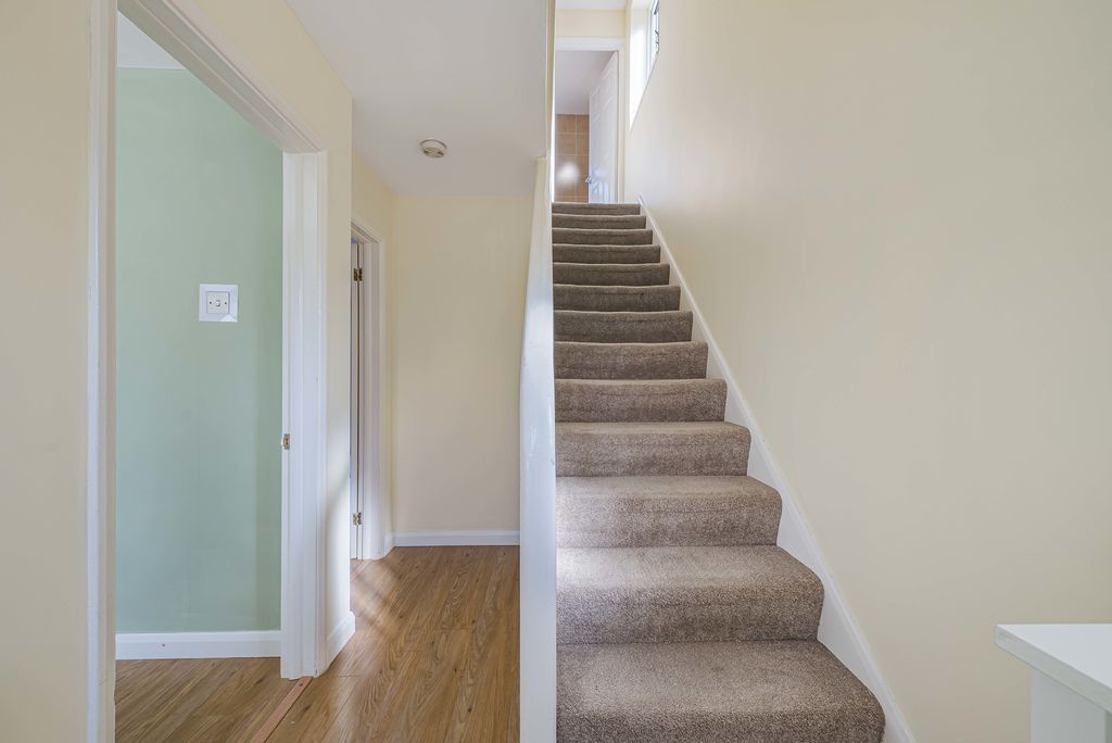 Property photo 2 of 24 Entrance Hall