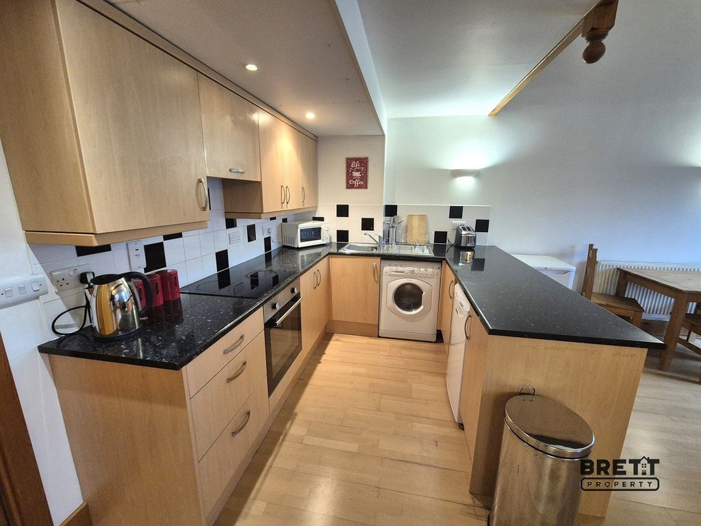 Property photo 3 of 8 Kitchen