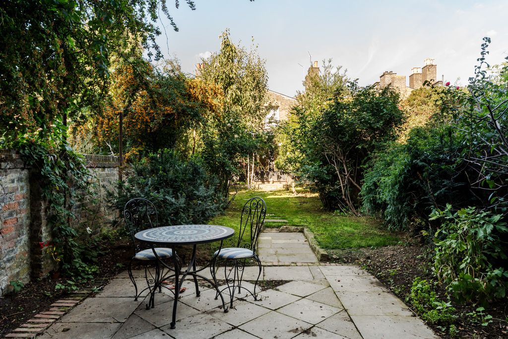 Property photo 3 of 36 314205 - 24 Surrey Square-41.Jpeg