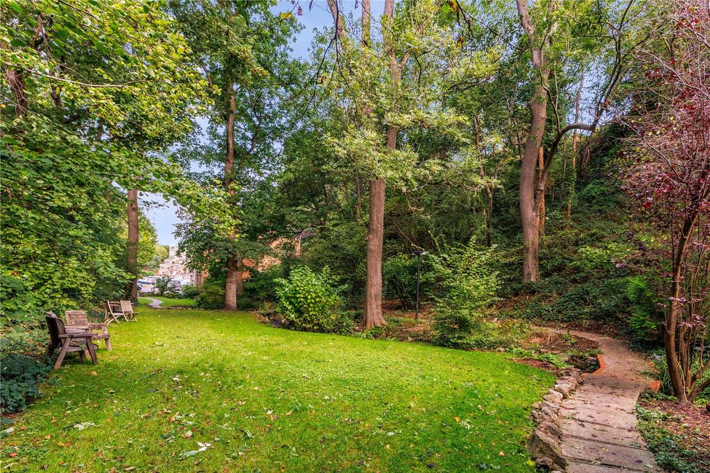 Property photo 3 of 11 Communal Garden